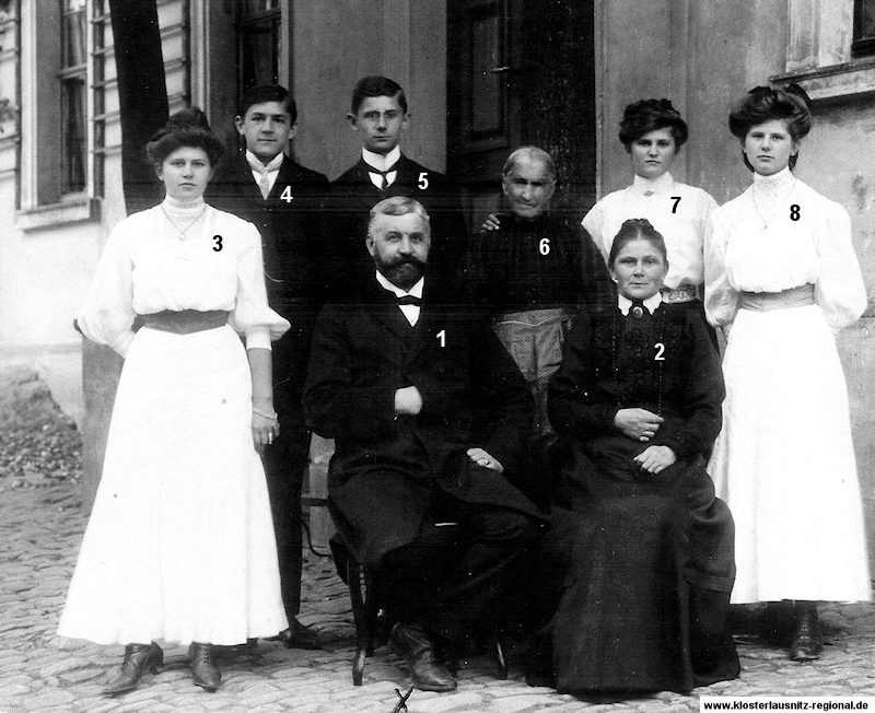 Kantor Edmund Büchel mit Familie vor der Schule.